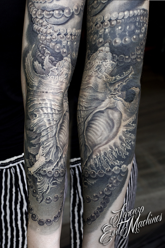 Conchiglia_Shell_black_gray_Lorenzo_Evil_Machines_realistic_tattoo_tatuaggi_realistici_Roma_sito_best_migliore