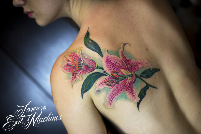 Giglio_Lilium_fiore_realistico_colori_lorenzo_evil_machines_tattoo_tatuaggio_realistico_tatuatore_roma_sito_best_migliore
