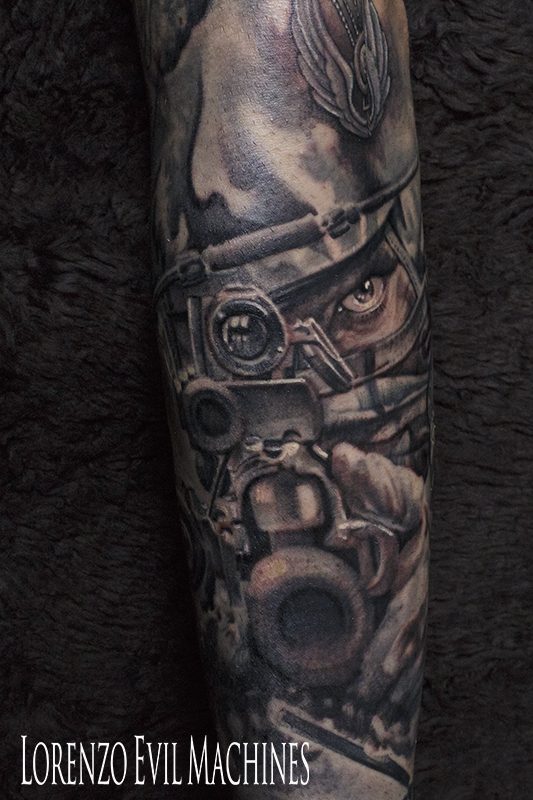 Parà_sniper_operation_operativo_puntatore_lancio_elicottero_black_and_gray_Lorenzo_Evil_Machines_Tattoo_tatuaggi_realistici_Roma_sito_best_migliore