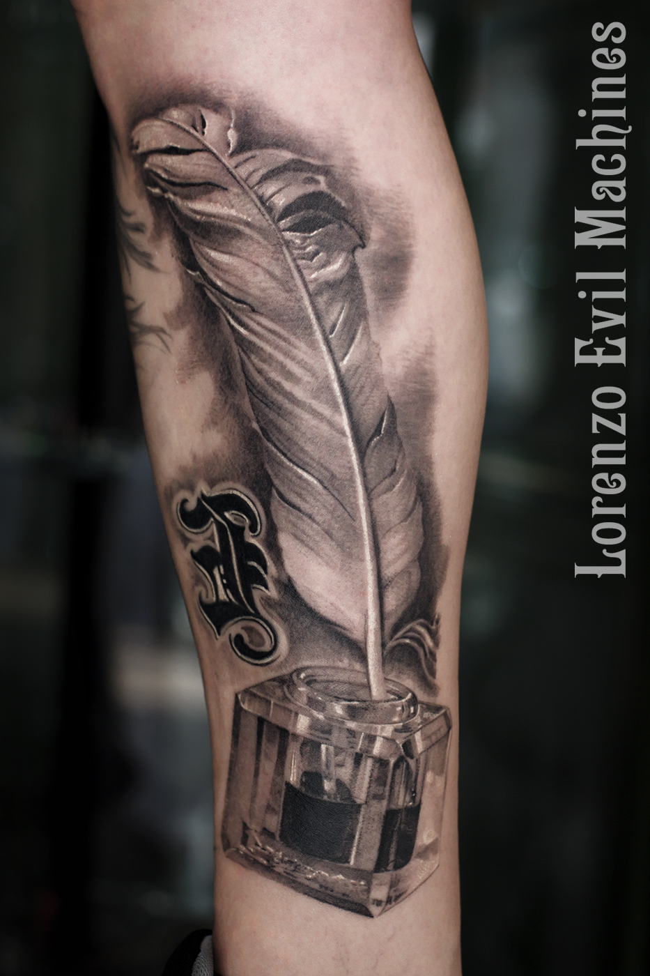 Piuma_Calamaio_feather_donna_black_gray_sfumato_3d_tatuatore_roma_Lorenzo_Evil_Machines_Tattoo_tatuaggi_realistici_sito_best_migliore