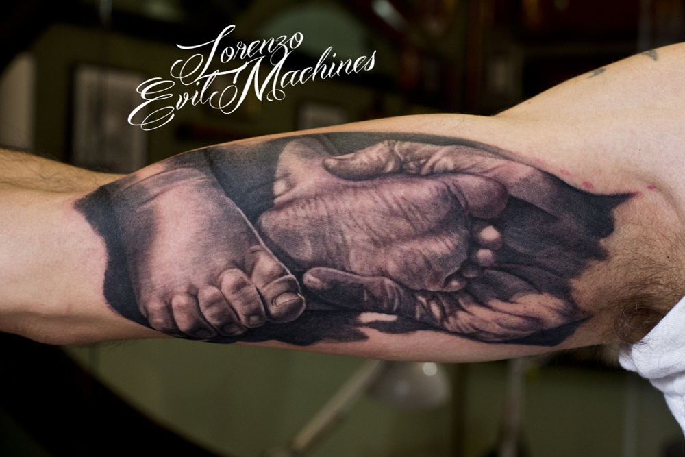 hand_father_son_lorenzo_evil_machines_tattoo_tatuaggio_realistico_roma_sito_best_migliore