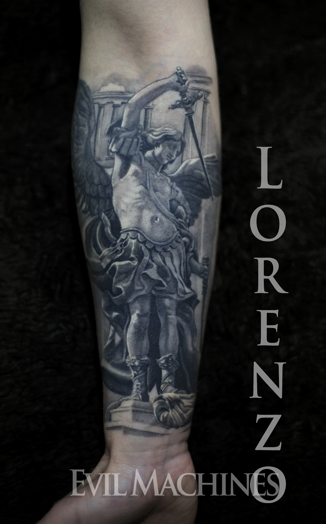 Angel_s.michele_arcangelo_st.michael_vittoria_alata_statua_black_gray_white_Lorenzo_tatuatore_Evil_Machines_tattoo_tatuaggi_realistici_3d_Roma_ritratti_sito_best_migliore