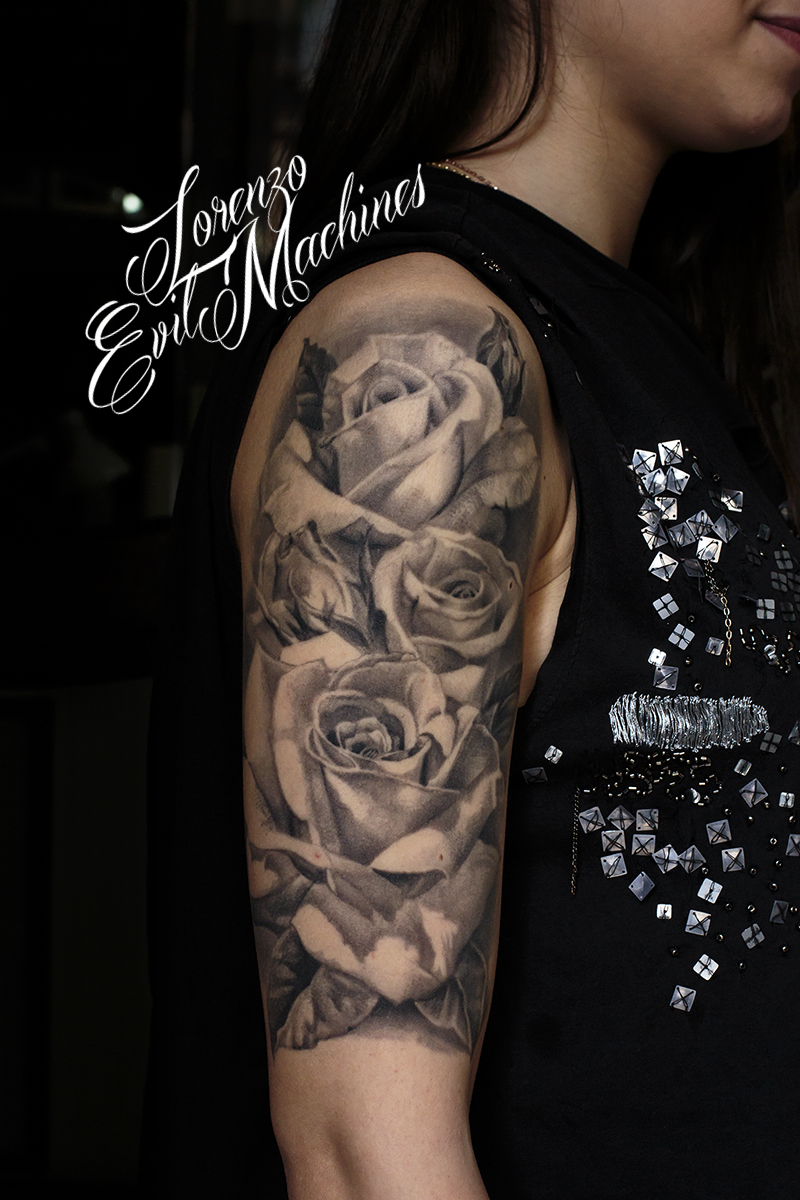 Rose_braccio_donna_femminile_black_gray_sfumato_Lorenzo_tatuatore_Evil_Machines_realistic_tattoo_tatuaggi_realistici_3d_Roma_miglior_migliore_ritratti