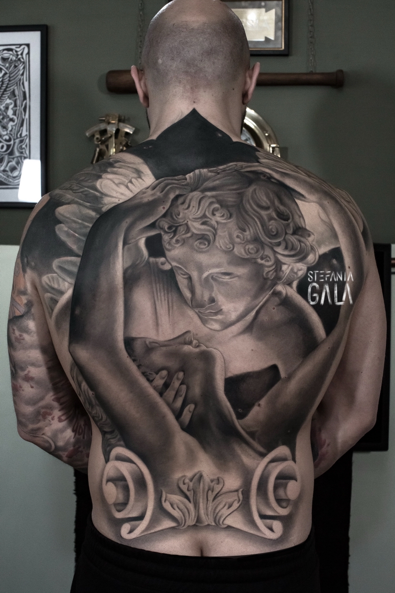 Stefania_Gala_evil_machines_bianco_nero_realistico_amore_psiche_canova_full_back_schiena_tattoo_tatuaggi_romantic_scultura_sculpture_miglior_tatuatore_tatuatrice_roma